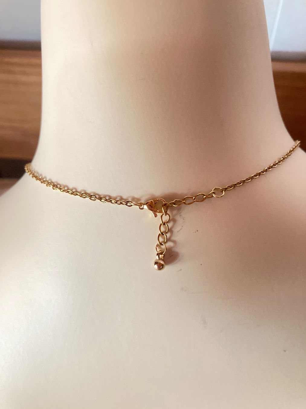 Catenine: Collier simple avec breloque croix ou trèfle à 4 nacré – Usato da Chézard-St-Martin venduto da timogabychou 2