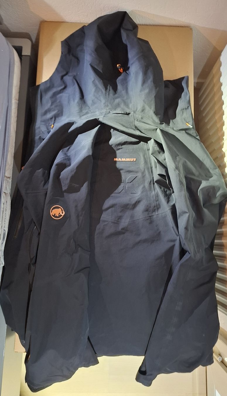 Mammut Jacken: Mammut Eiger Nordwand Advanced Hardshell Jacke – Gebraucht aus St-Légier-Chiésaz von dis_7gb7 2