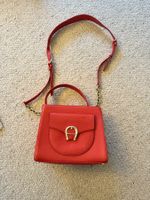 Aigner Crossbody Tasche rot – Leder – Goldene Details – Sehr