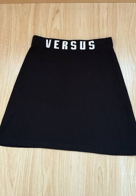 Versace Jupes: Schwarzrock VERSUS Versace – D'occasion à Stalden VS par alemaxm