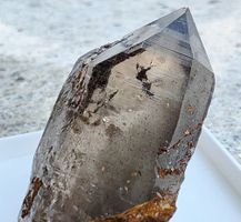 Rauchquarz mit aufkristallisierten Monazit Kristallen selten