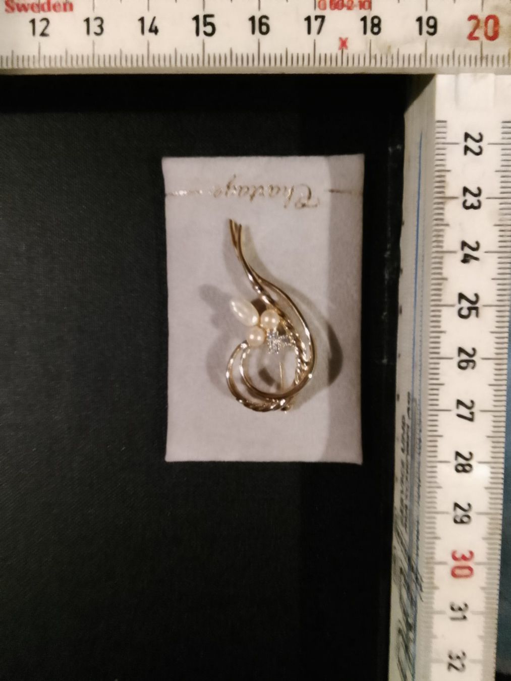 Spille & Fermagli: Wunderschöne elegante Brosche mit Süsswasserperlen – Nuovo e nell'imballaggio originale da Pfäffikon ZH venduto da Emporos_42 2