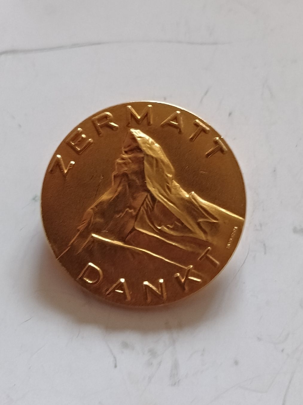 Placchette & Badge: Broche Zermatt dankt couleur dorée l – Usato da Bex venduto da Canouille