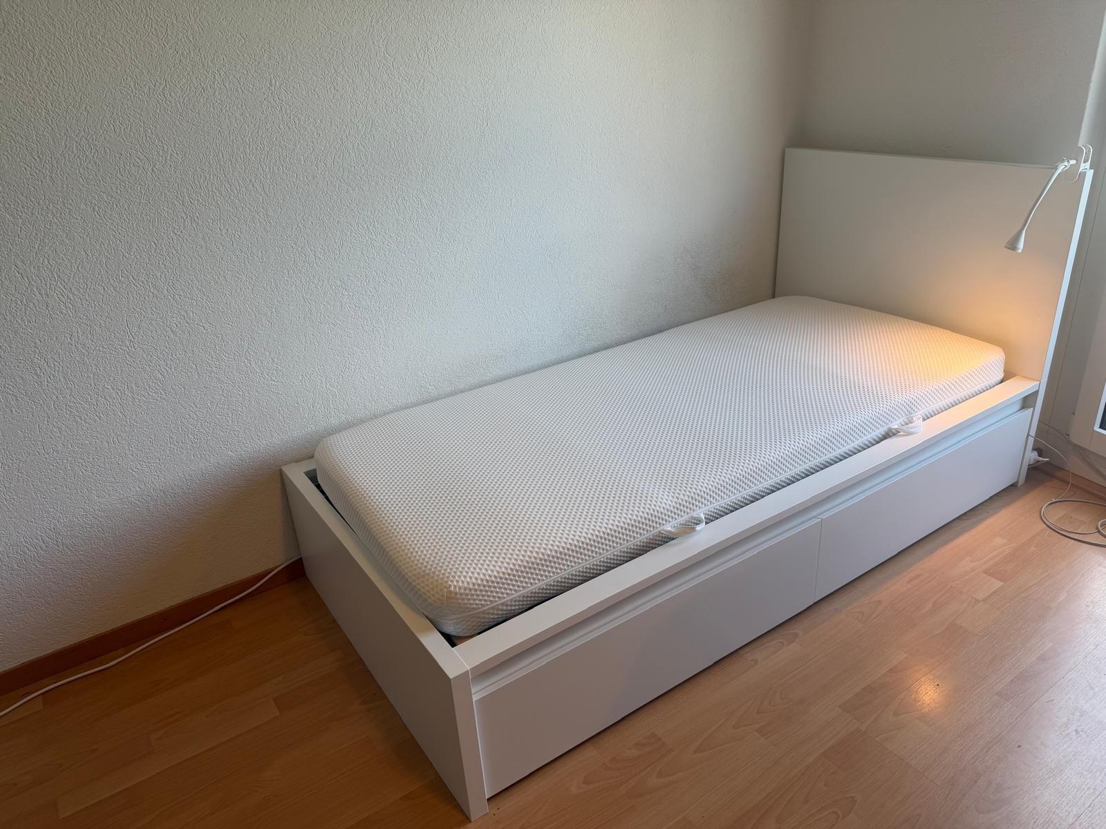 Betten: Single bed with drawers and lamp white good condition – Gebraucht aus Zürich von goundi 1