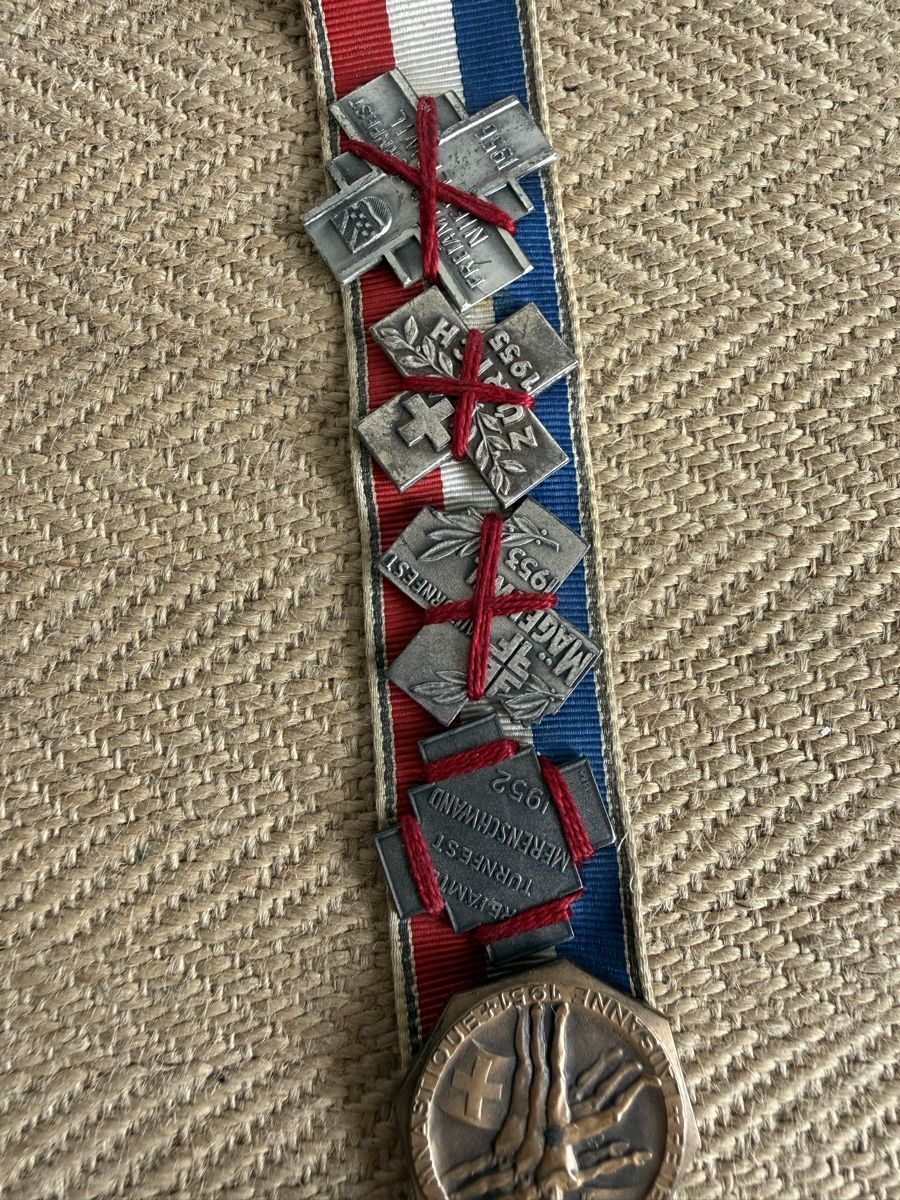 Placchette & Badge: Turnerband mit 23 Abzeichen ab 1920 – Usato da Konolfingen venduto da petzipetz 6