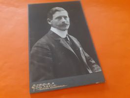 SCHWIIZER MAA DAZUMAL - NOBLE HERR mit SCHNAUZ - ZUERICH