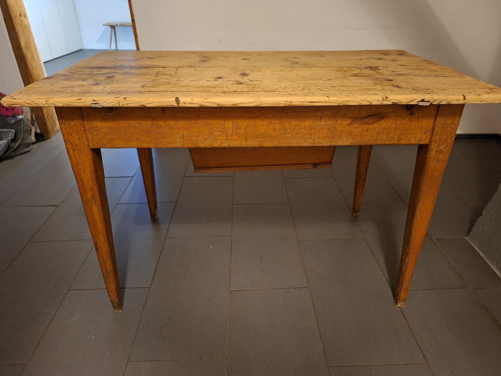 Tavoli: Alter Holztisch mit Schublade  – Usato da Aadorf venduto da Hupfgump 1