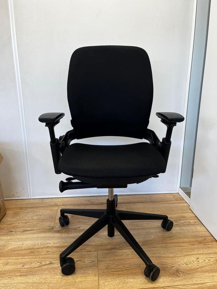 Steelcase Chaises: Refurbished Steelcase Leap V2 Full Option – D'occasion à Purmerend par Offeco