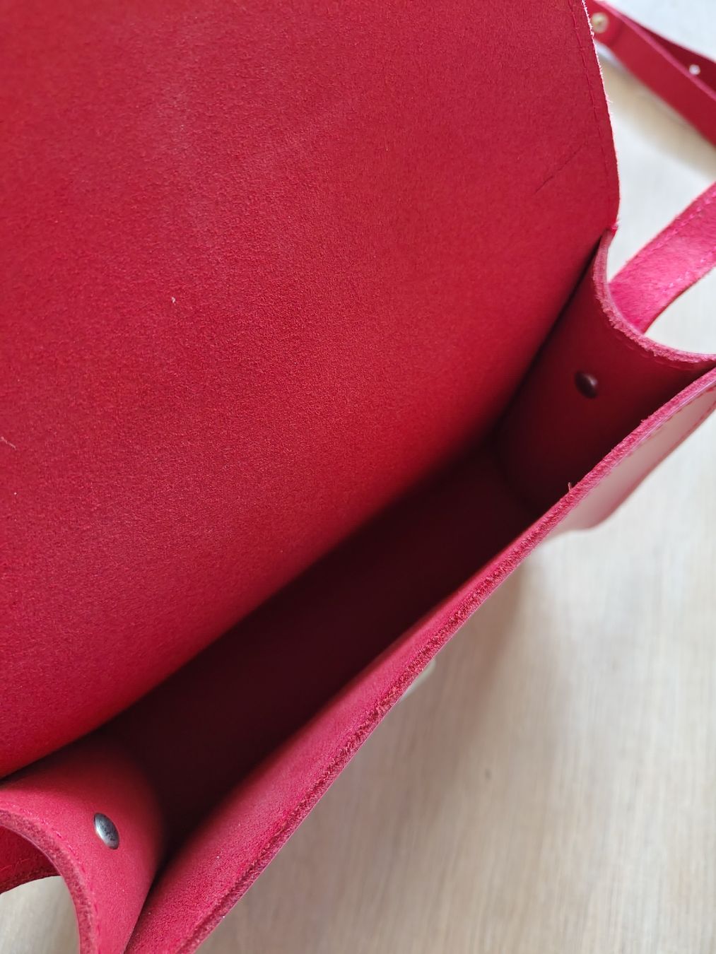 Borse: Rote Damen Handtasche aus Leder mit Schultergurt – Nuovo (secondo la descrizione) da Zürich venduto da Etterebdan 2