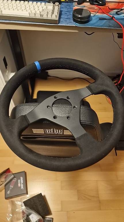Spiele: Alcantara 320mm Rim Volant – Gebraucht aus Nyon von PMargarido
