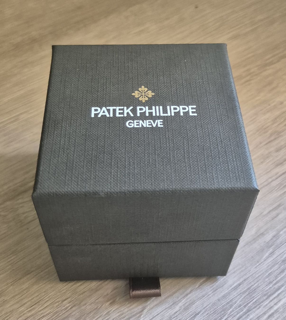 Patek Philippe Orologi: cravate brun/gris en soie, Patek Philippe  – Nuovo e nell'imballaggio originale da Plan-les-Ouates venduto da geg_5zl5 2