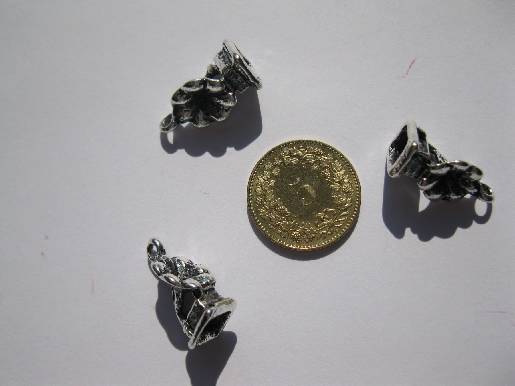 Perlen (unechte): 6 Anhänger metall, Grammophon 3D – Neu und originalverpackt aus St. Margarethen TG von LuanaKa 1
