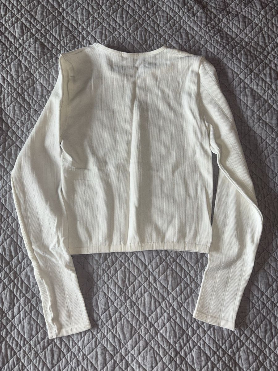 Tops: Pull Blanc Côtelé Taille M – D'occasion à Lausanne par shabnam.t 3