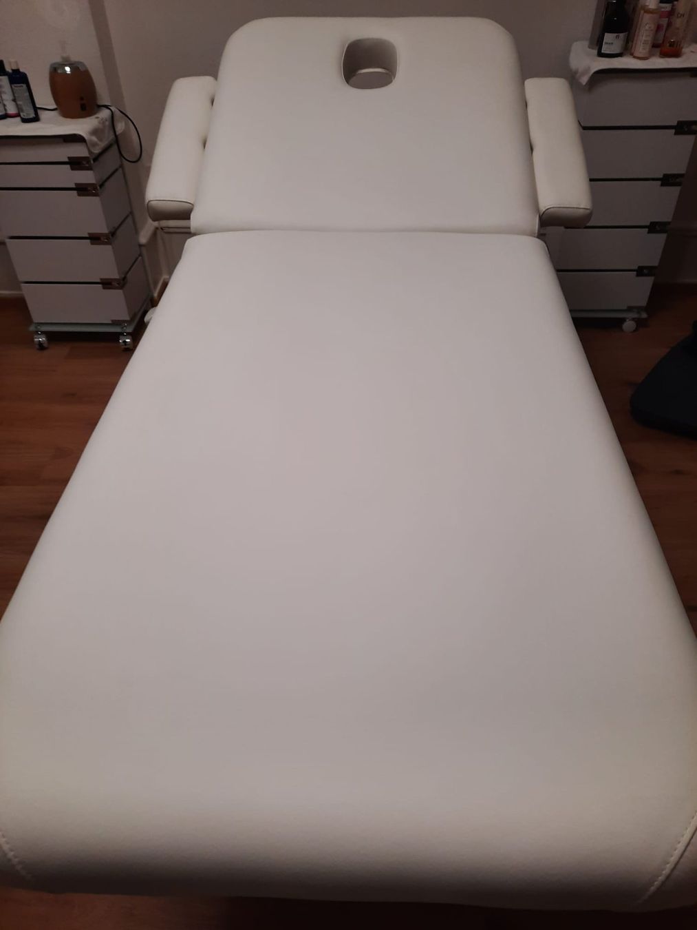 Lettini & sedie per cosmetici: Table de massage professionnelle, état impeccable ! – Usato da Lausanne venduto da Rouvrex 1