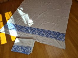 2 alte ,flauschige Barchentleintücher mit blauem Rahmen