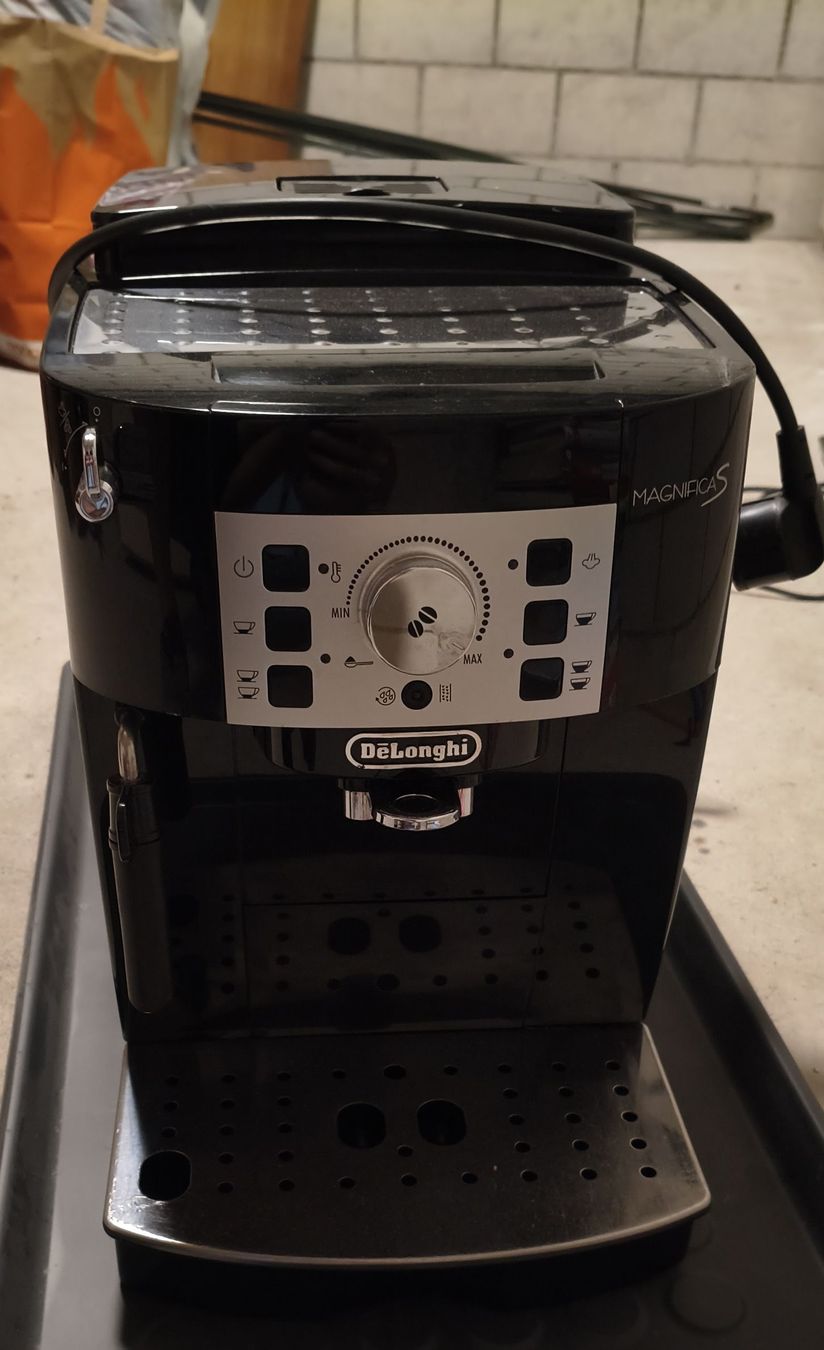 De'Longhi Macchine per caffè & Macchine per espresso: DeLonghi Magnifica S Kaffeevollautomat Schwarz – Usato da Bonstetten venduto da mibto