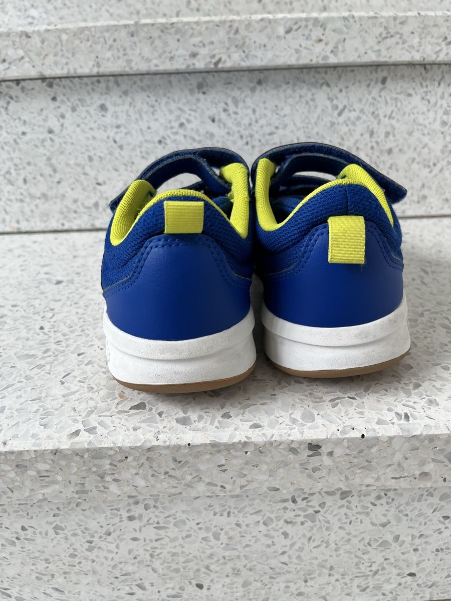 Adidas Scarpe per ragazzi: Hallenschuhe Adidas Gr. 35.5 – Usato da Luzern venduto da Aldabema 4
