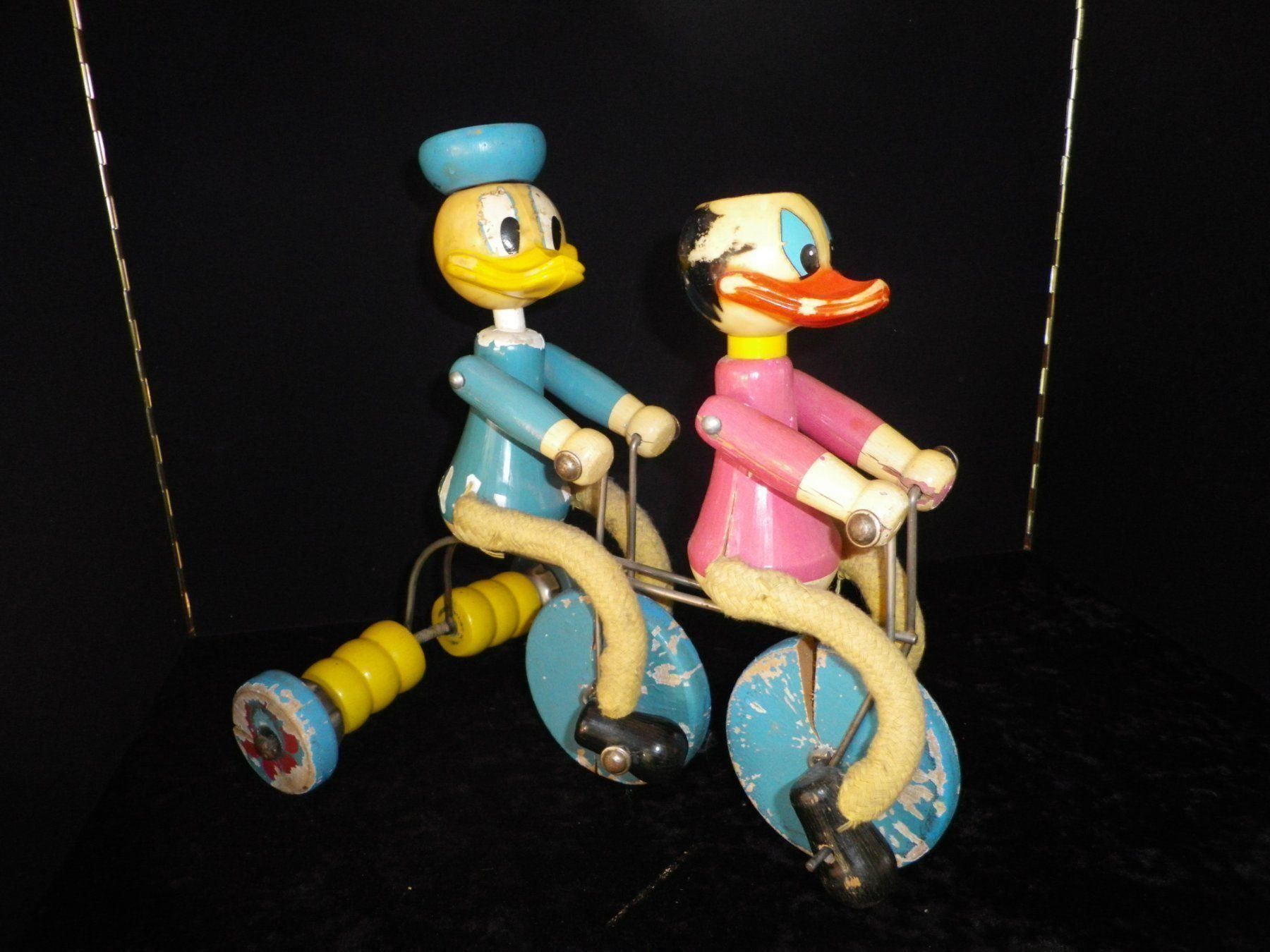 Disney Statuette: Donald Duck und Daisy – Usato da Reinach BL venduto da Annodomini