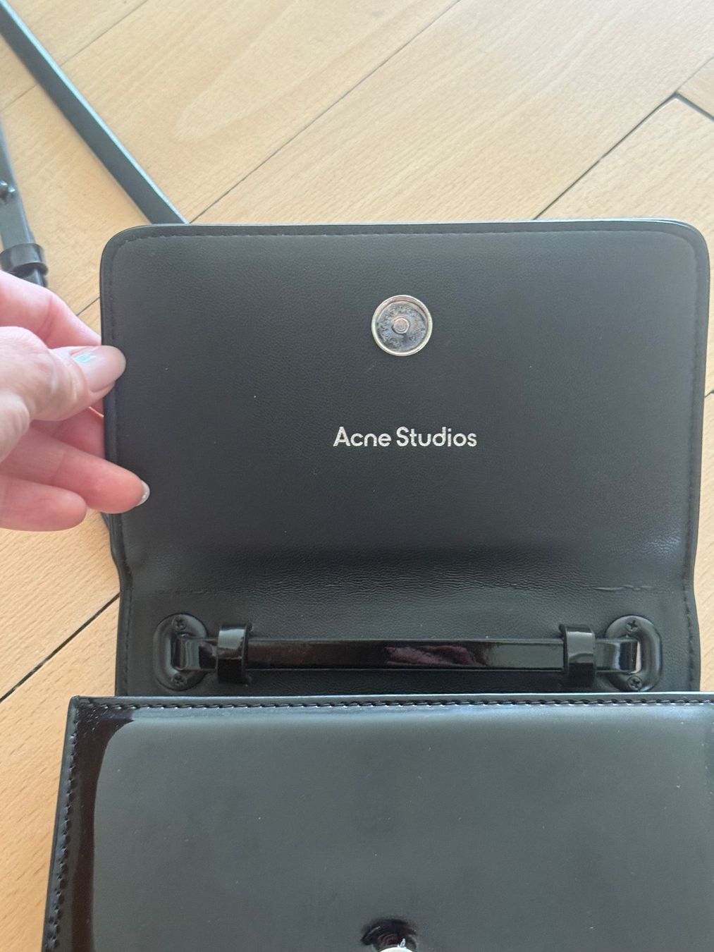 Acne Studios Sacs: Acne Studios Lackleder Tasche Schwarz – D'occasion à Zürich par ele_nd88 4