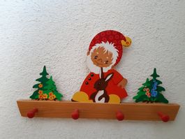 Kindergarderobe Zwergli mit Hase, aus HOLZ (Mertens-Kunst)