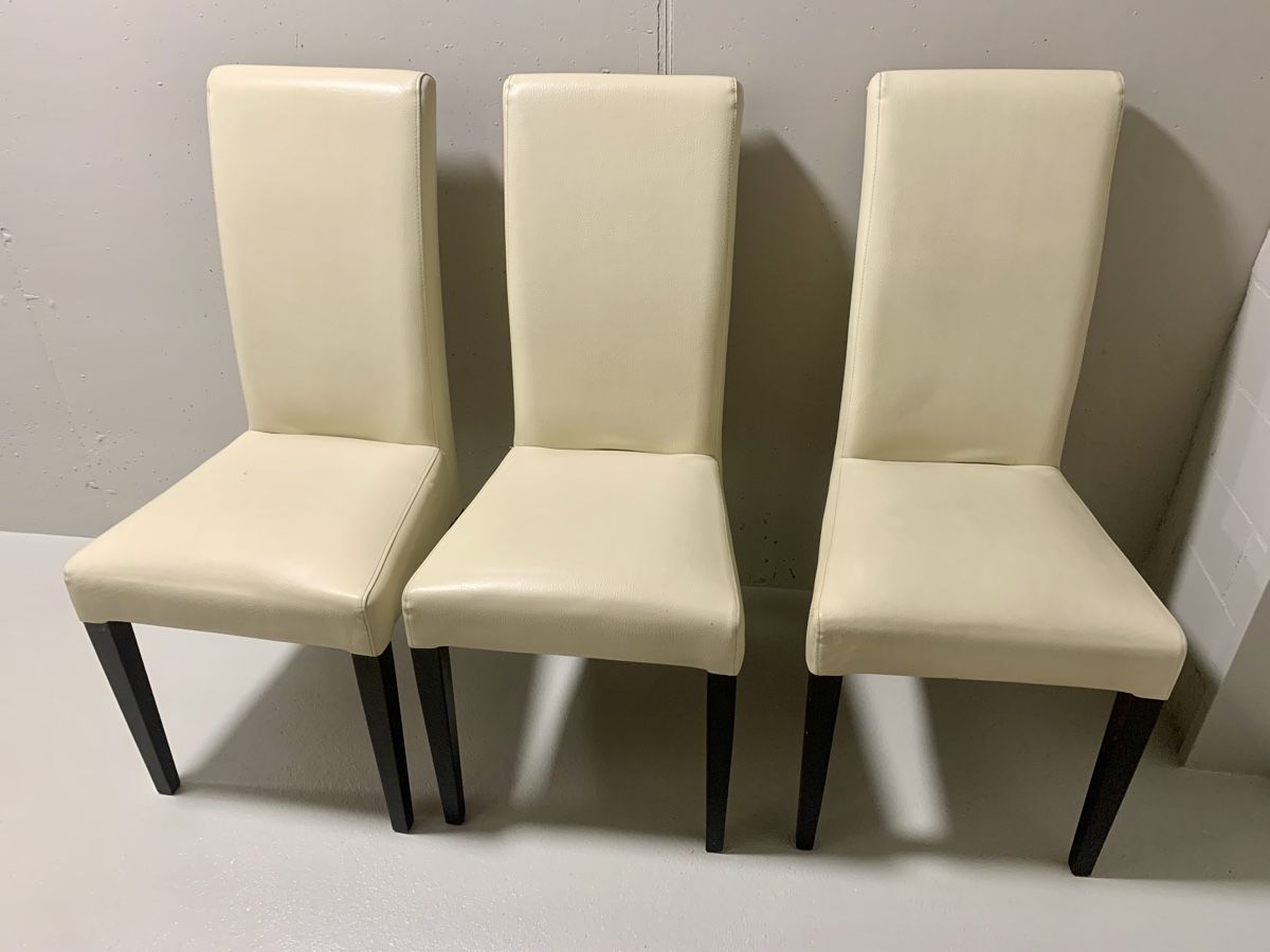 Sedie: 3 beige synthetic leather dining chairs – Usato da Zürich venduto da Angela_Fashion_Lover