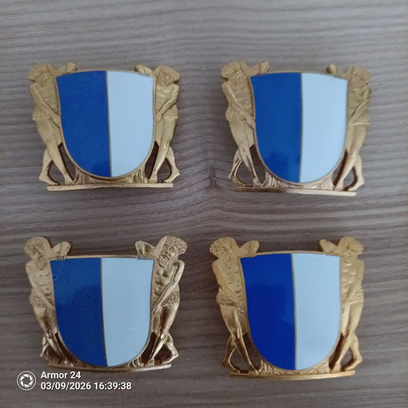 Placchette & Badge: Helmabzeichen Wappen Luzern 4 Stk. – Usato da Emmen venduto da Mocck