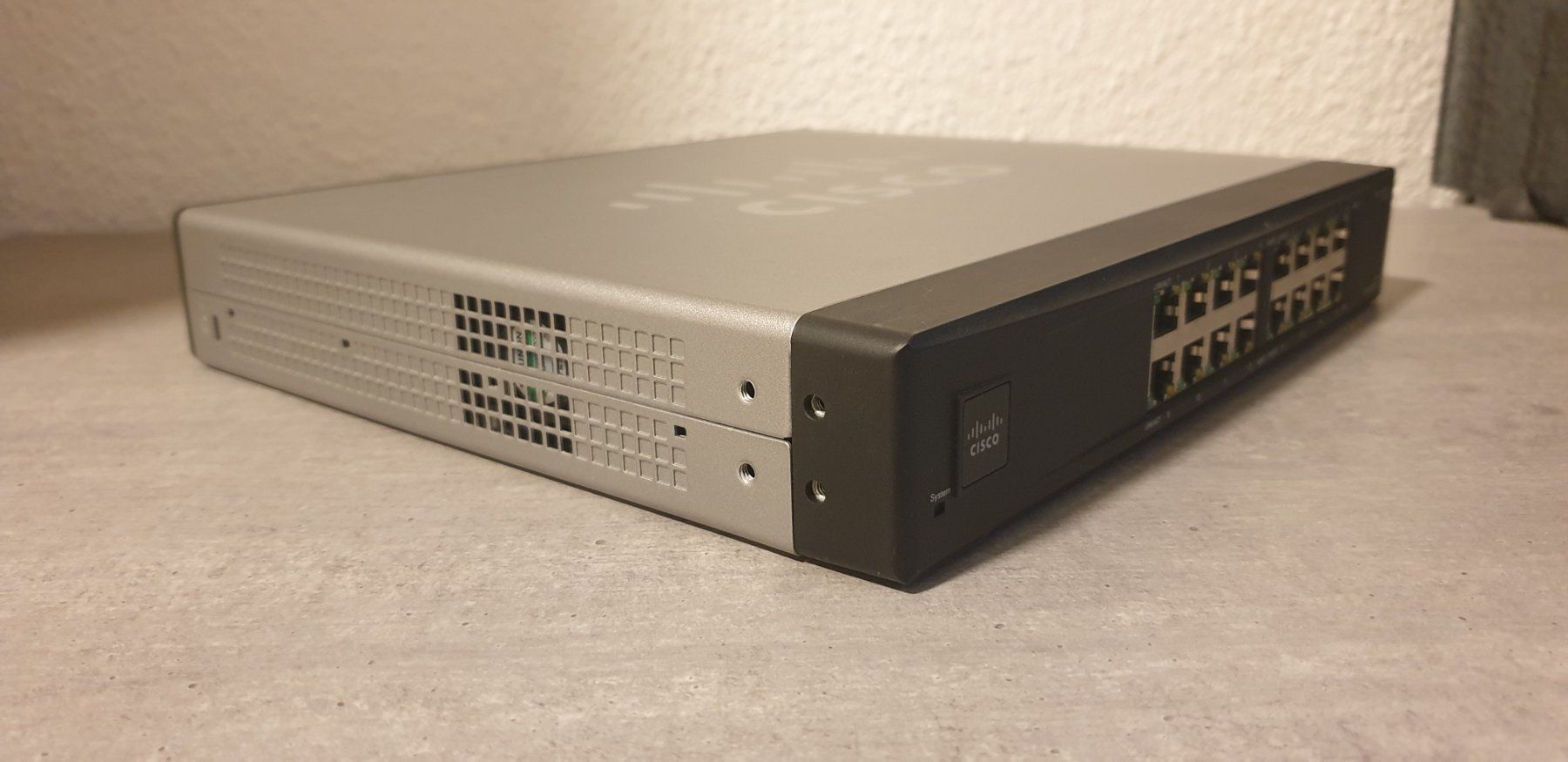Hubs & Switches: Cisco Switch SR2016 16 Ports – Gebraucht aus Buchs SG von mr9470 2