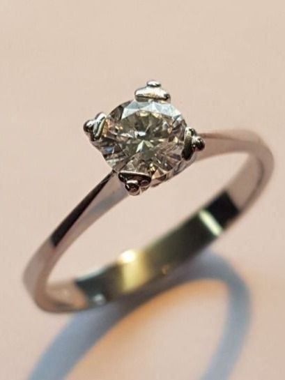 Bagues: Edler Solitärring mit 1 Brillant – Neuf (Voir description) à Unterägeri par Altgoldschmuck