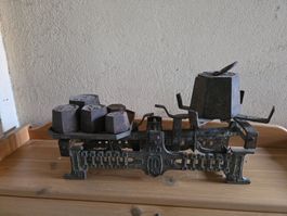 Antike Guss Waage mit vielen Gewichten