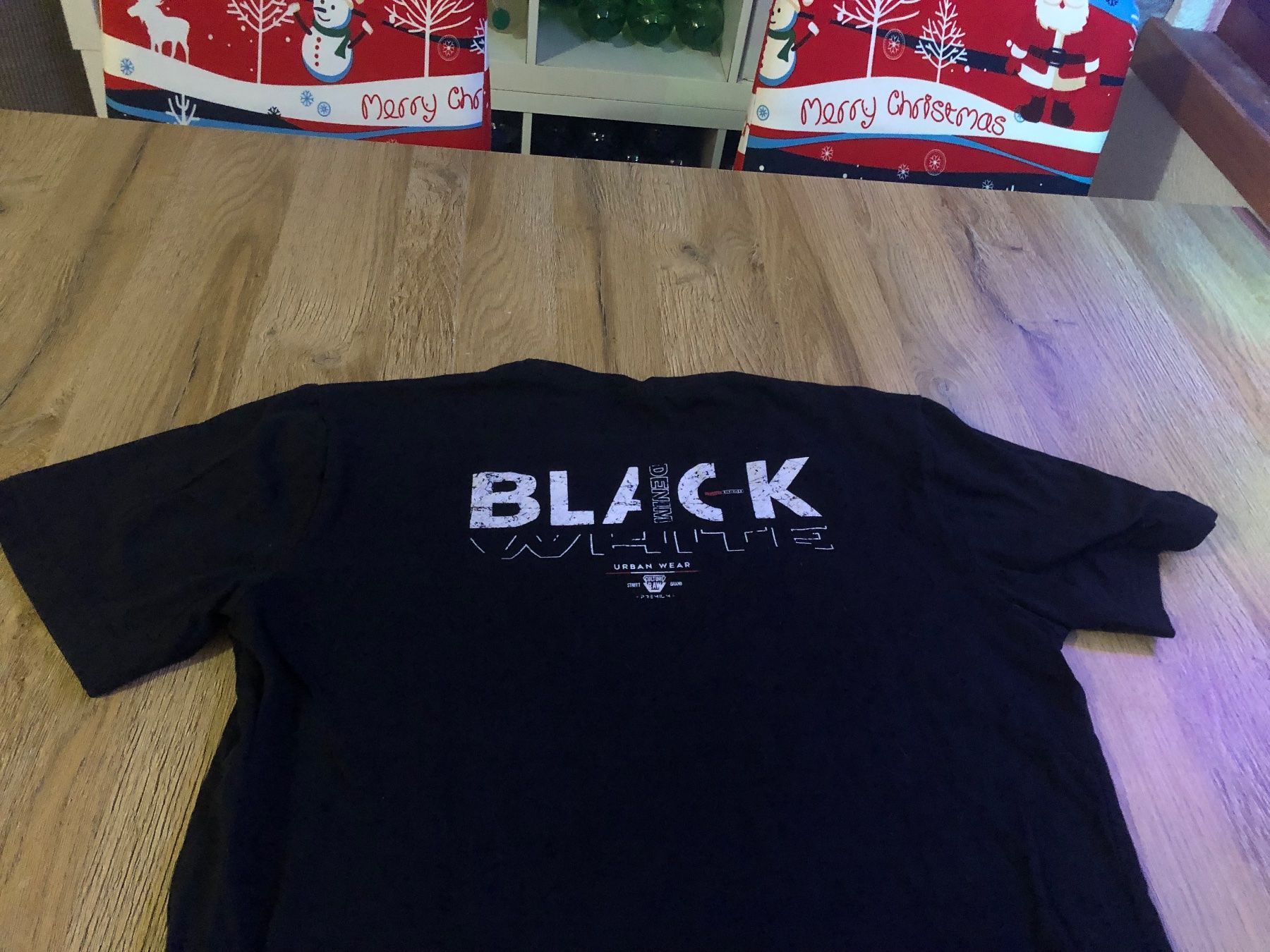 T-shirt: T shirt – Usato da Rechthalten venduto da nicole050 1