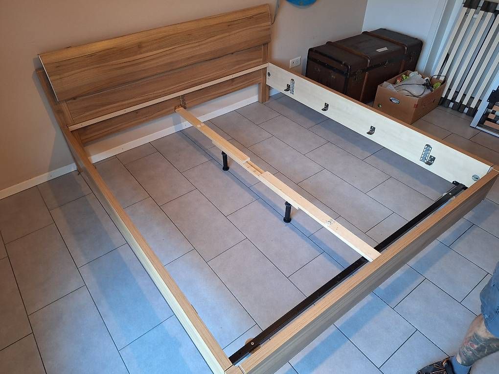 Letti: Robuster Doppelbett-Rahmen mit Kopfteil – Usato da Boswil venduto da Kumurati 1