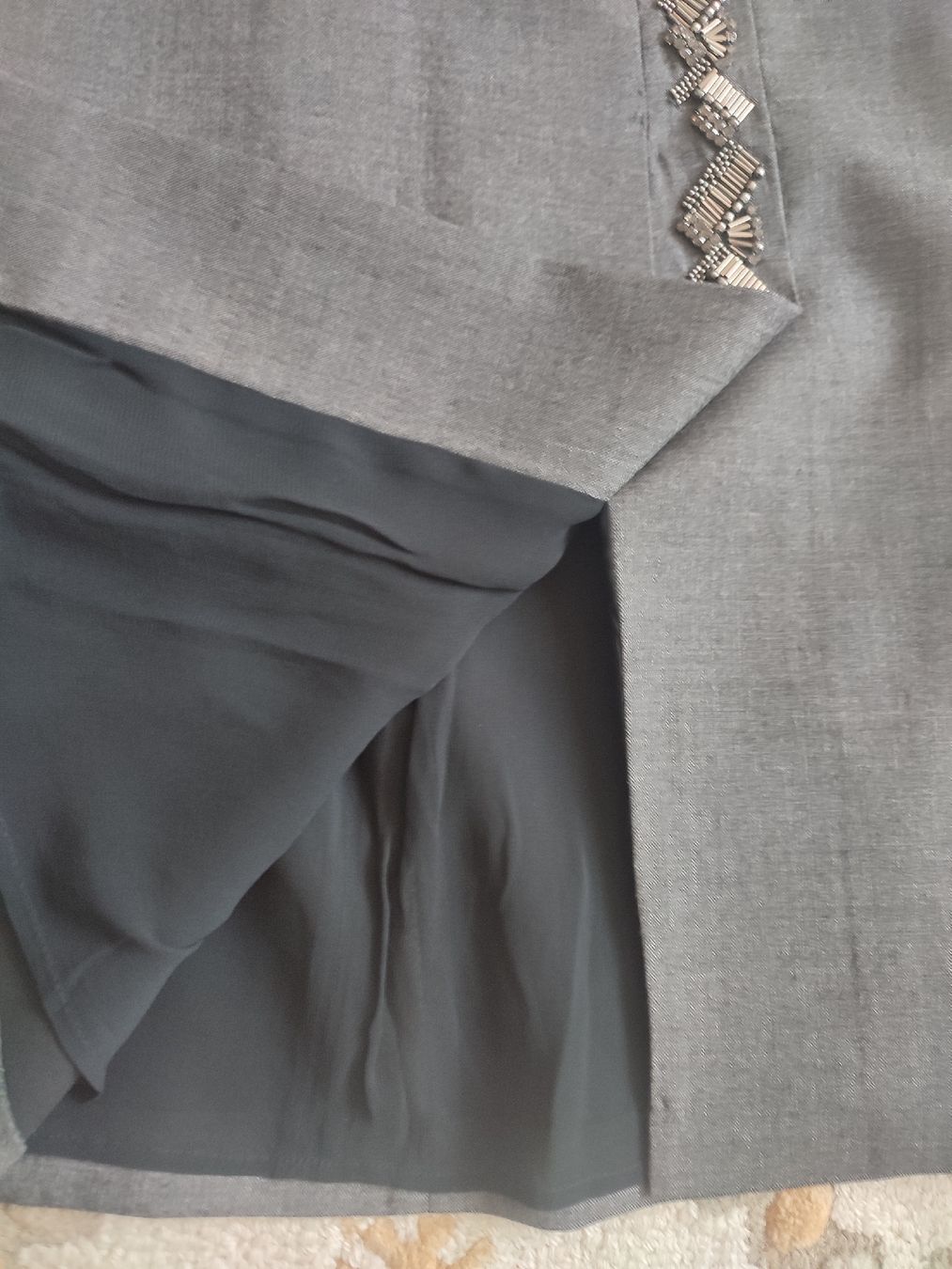 Max Mara Gonne: MaxMara Rock, grau, Gr. 38, mit Schmuckapplikationen. – Nuovo (secondo la descrizione) da Zürich venduto da sim_my2m 3