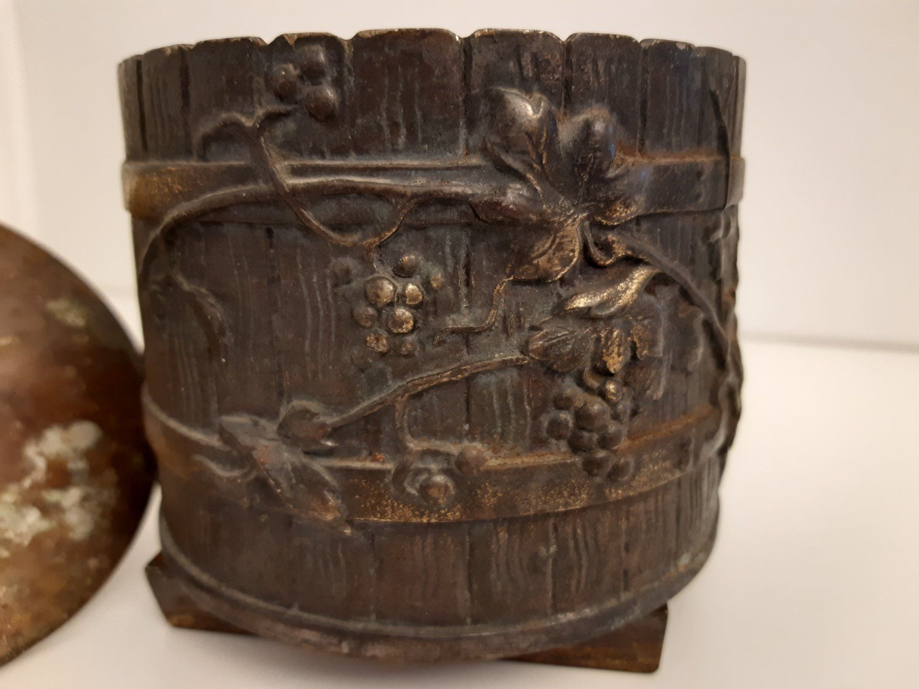 Sculture & Statue: Antike Dose Deko-Traubenpresse, Bronze – Usato da Bévilard venduto da Orscha 1