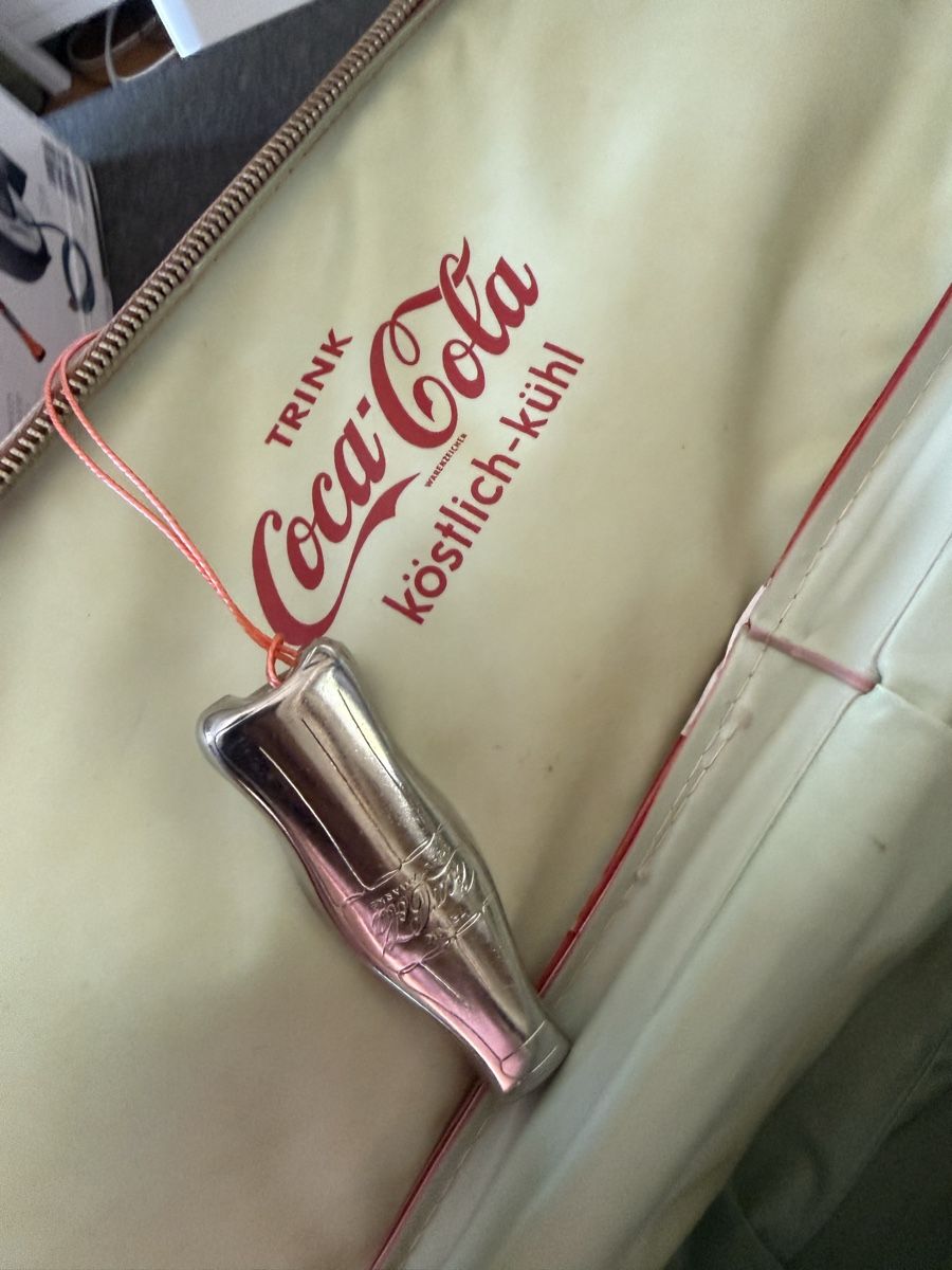 Coca-Cola Frigoriferi & Refrigeratori: Kühltasche Coca Cola rot mit Flaschenöffner 1968 – Usato da BASEL venduto da zum_schneugge