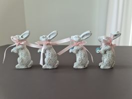 Vier Osterhasenfiguren in Shabby-Chic Optik