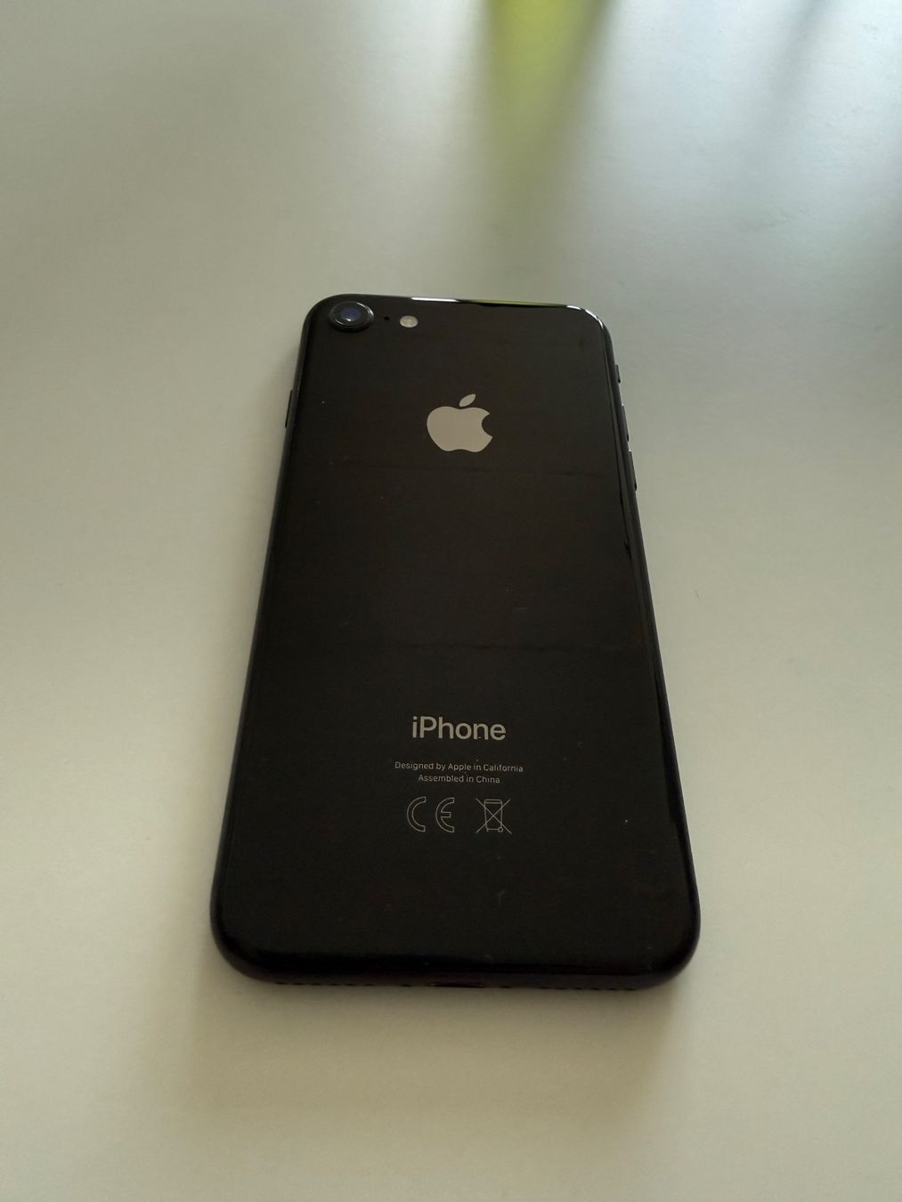 Apple Telefoni cellulari / Smartphones: iPhone 8 schwarz 64GB guter Zustand – Usato da Gachnang venduto da Recto118 1
