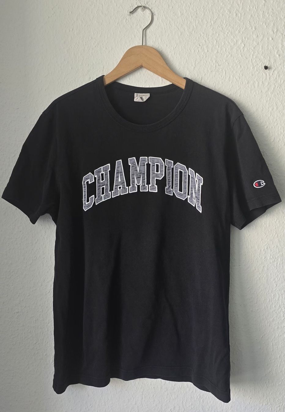 Champion T-shirt: T-shirt Champion noir taille M – Usato da Genève venduto da MariaS2 1