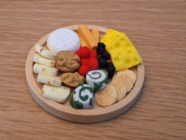 Case e mobili per bambole: Käseplatte 4cm Handgemacht – Nuovo (secondo la descrizione) da Zürich venduto da HandmadeTinyFood