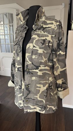 Trafaluc Camouflage Jacke mit Steinchen Gr S