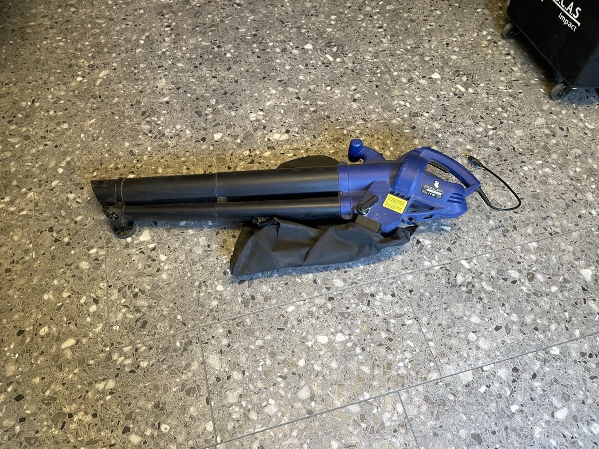 Laubbläser & Laubsauger: Laubbläser 2800W blau mit Auffangsack gebraucht – Gebraucht aus Volketswil von Edwiga01