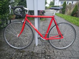 Klassisches, rotes Klein Rennrad