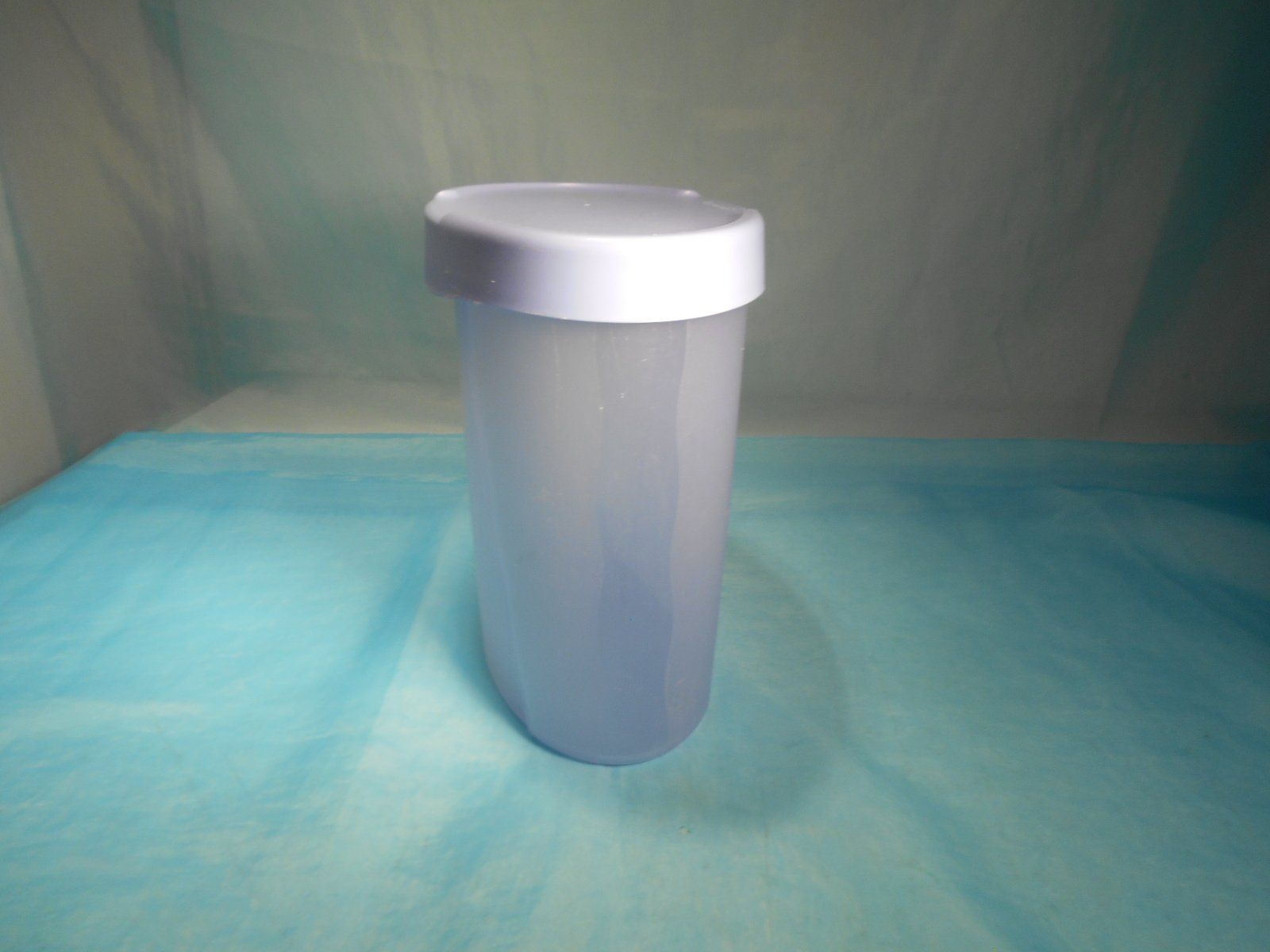 Tupperware Contenitori & Simili: Tupperware Vorratsbehälter mit 2 Oeffnungen, 1.9L – Nuovo (secondo la descrizione) da Bellach venduto da JingleCherry 1