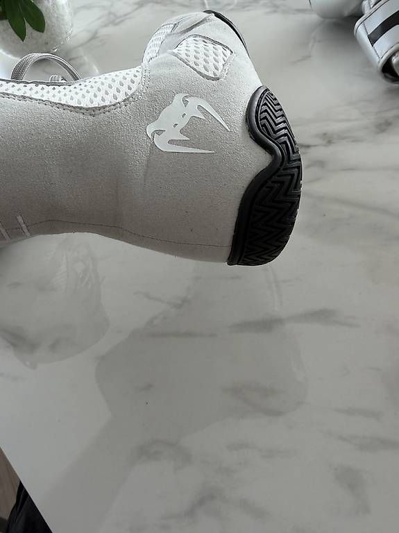 Scarpe da uomo: Chaussures de sport d'intérieur  – Usato da Bulle venduto da Preteni 2