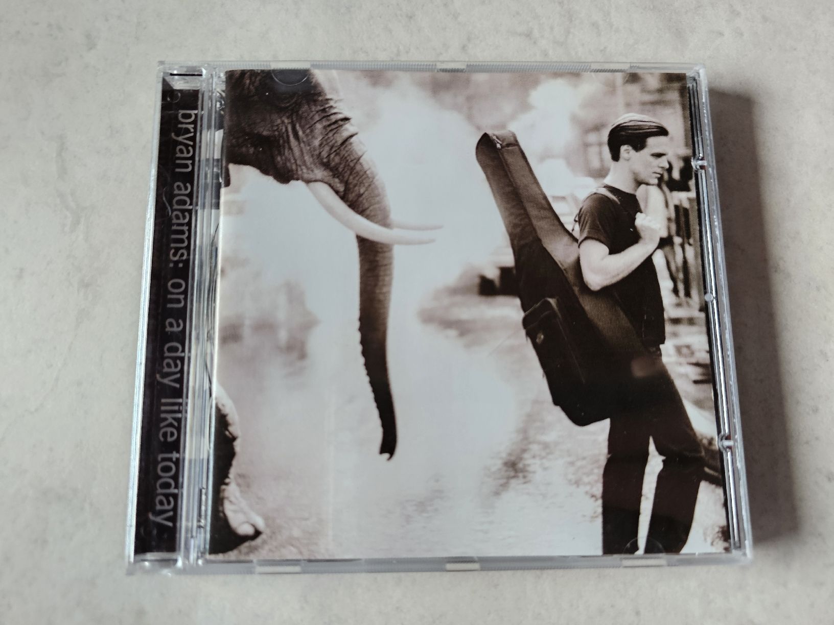 CD: Bryan Adams  -  On A Day Like Today – Usato da Schneisingen venduto da backstore24