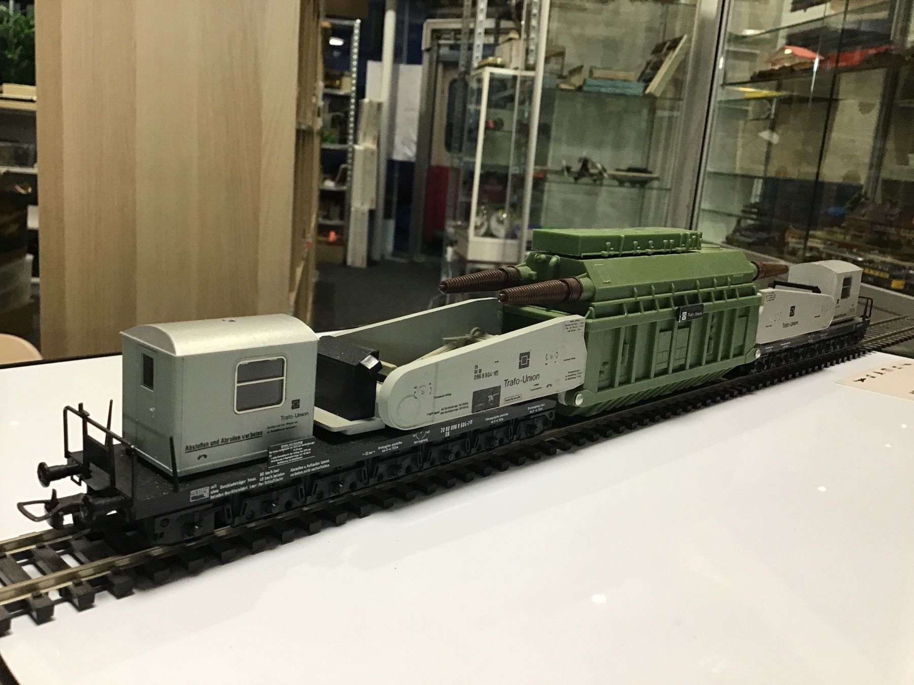 Liliput Modelleisenbahnen: LILIPUTSchwerlastwagen Tragschnabelwagen Transformator HO – Gebraucht aus Männedorf von Modell-Spezialisten