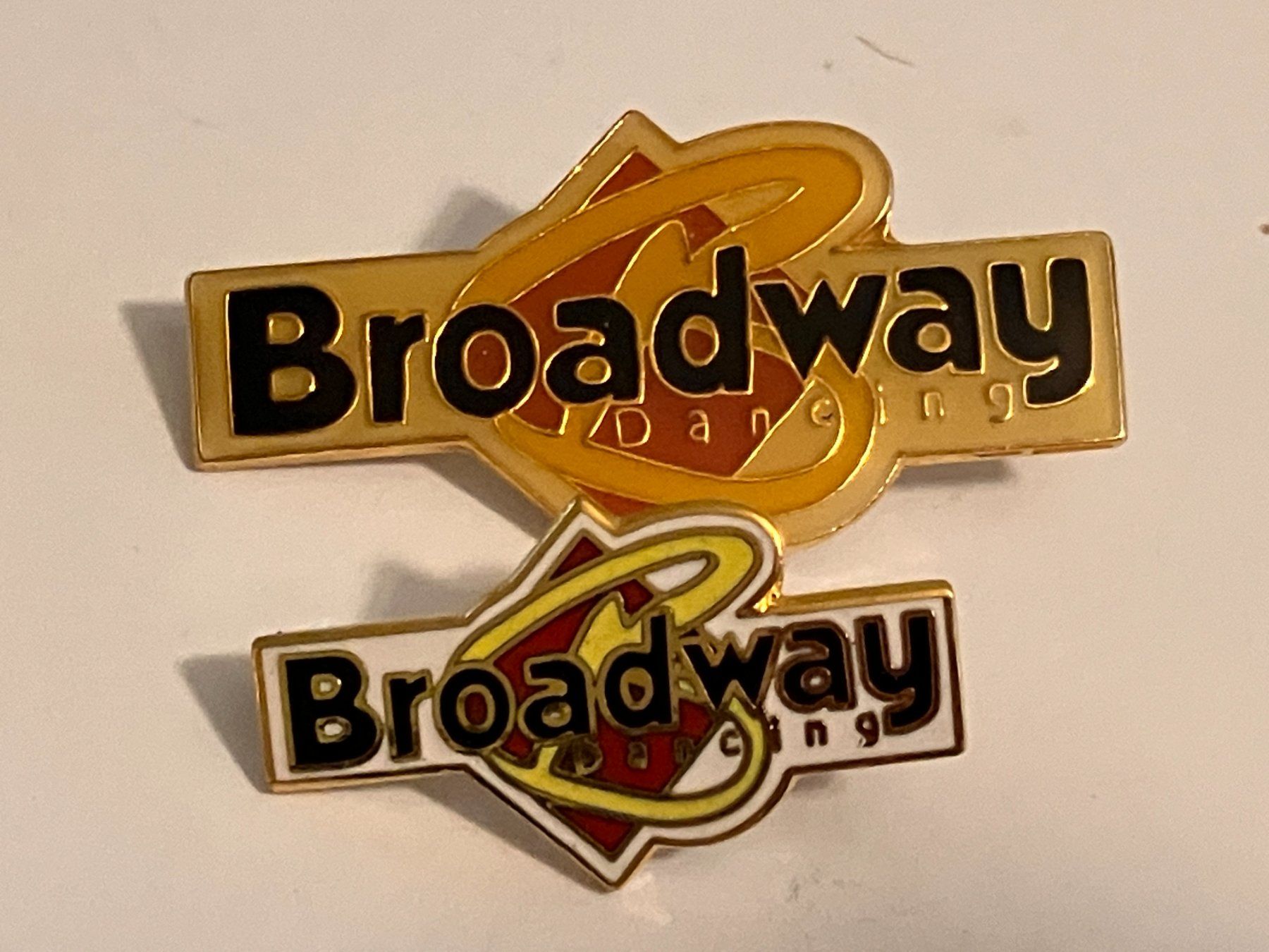 Placchette & Badge: 2 Pin Broadway Dancing – Usato da Basel venduto da djwwpp