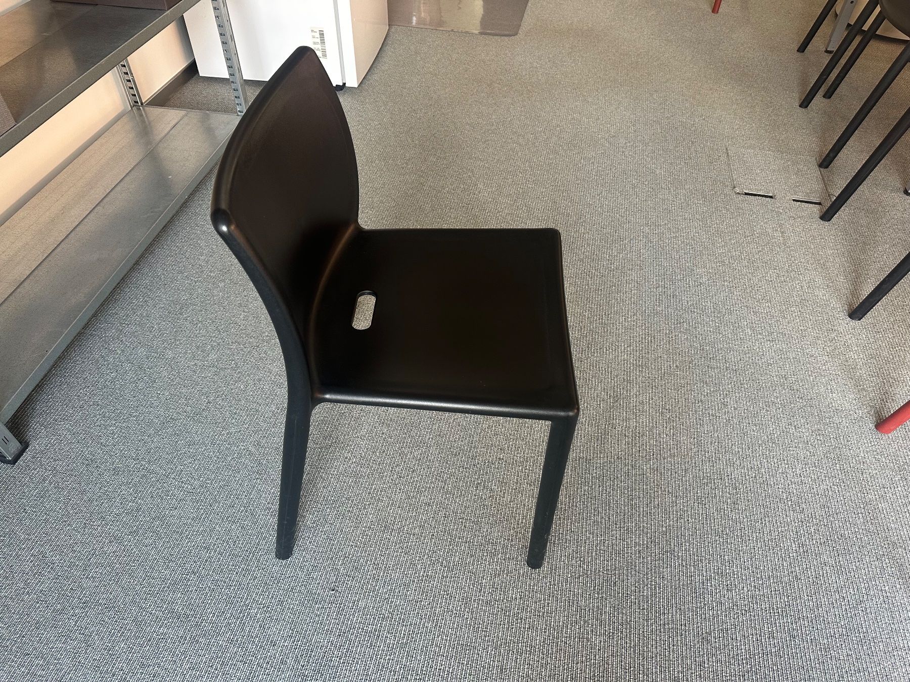 Chaises: Stuhl schwarz Kunststoff – D'occasion à Zürich par rom_sh7s 1