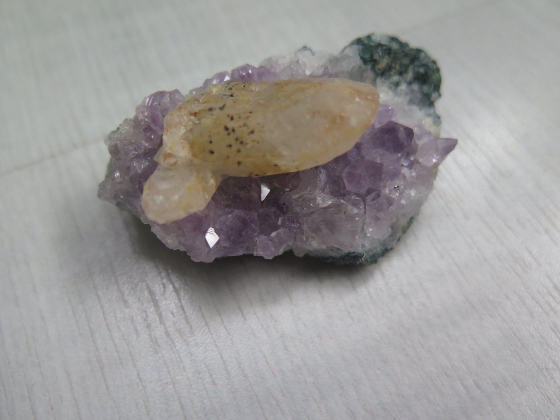 Minerali & Pietre curative: Amethyst mit Calcit – Usato da Schaffhausen venduto da Yamakana51L8736OQ8 1