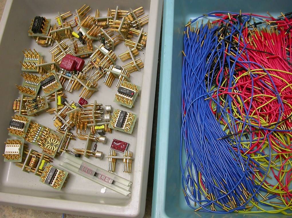 Componenti elettronici: Elektronik-Experimentier-Board mit Elektronik Bauteilen – Usato da Hinterkappelen venduto da atomschnee 1