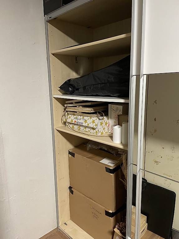 Armoires: 2m Schrank mit Schiebetüren & Spiegel – D'occasion à Gachnang par ch.m 3